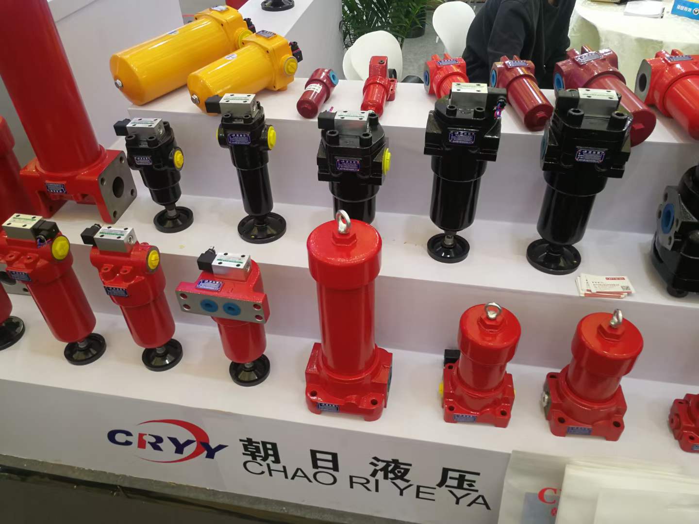 在液壓系統(tǒng)中，絕大多數(shù)的故障都是因為液壓油污染，油液中混入雜質(zhì)等原因?qū)е碌?。因此，控制好液壓系統(tǒng)中油液污染程度，就基本可以保證系統(tǒng)正常穩(wěn)定的運(yùn)行。要防止液壓系統(tǒng)中油液污染，一方面要防止外部雜質(zhì)進(jìn)入液壓系統(tǒng)內(nèi)，另一方面選擇合適的液壓油過濾裝置，做好液壓油過濾。